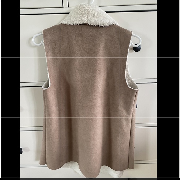 Oat and cream coloured sherpa vest - Picture 2 of 5